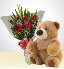 30 ile 40 cm boyutlar�nda 1 adet ay� ve 12 adet k�rm�z� yapay g�l