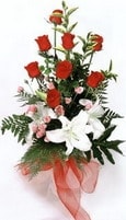 G�rsel ve farkl� bir �i�ek isteyenler i�in 8 adet g�l ve 1 dal kazablanka buketi